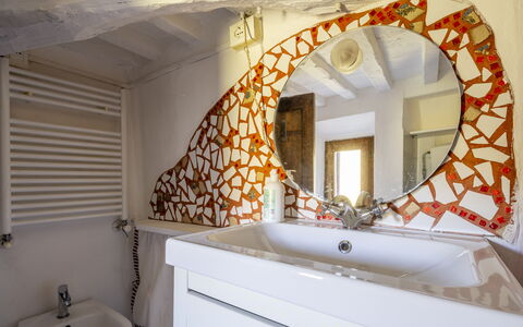 House in Sassa, Historic Tuscany Village, View: Loodgieterswerkinrichting, Loodgieter, Kraan, Badkamer, Spiegel, Tegel