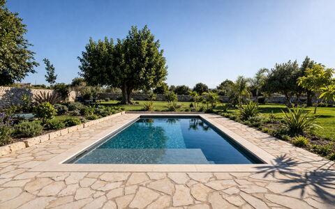 Villa Il Carato, Private Pool, Modica: Zwembad, Samengesteld Materiaal, Flagstone, Tuin, Tegel, Waterpartij, Landscaping, Ontwerp, Schaduw, Backyard