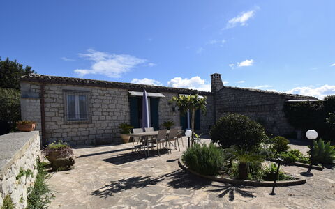 Villa Il Carato, Private Pool, Modica: Huis, Deur, Bloempot, Verblijf, Tuin, Flagstone, Kamerplant, Landscaping, Stenen Muur, Landgoed