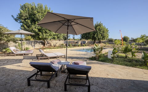 Villa Il Carato, Private Pool, Modica: Paraplu, Buitenmeubels, Meubilair, Zwembad, Stoel, Ligstoel, Schaduw, Toevlucht, Buitentafel, Landscaping