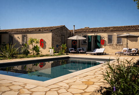 Villa dei Carati, Private Pool, Modica: Buitenmeubels, Woongebied, Zwembad, Huis, Landgoed, Hacienda, Toevlucht, Stoel, Villa, Ligstoel