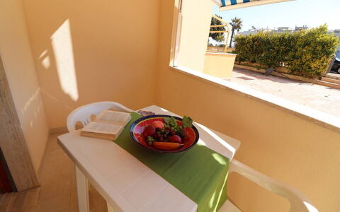 Alice: Meubilair, Stoel, Buitenmeubels, Beits, Schaduw, Buitentafel, Keuken En Eettafel, Balkon, Koffietafel