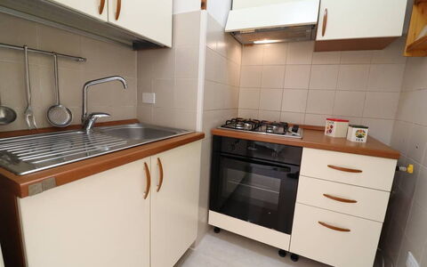 Alice: Keuken, Cabinetry, Toestel Van De Keuken, Countertop, Major Appliance, Hout, Flooring, Gootsteen, Lade, Fornuis