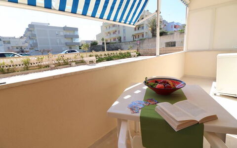 Alice: Appartement, Meubilair, Buitenmeubels, Balkon, Stoel, Condominium, Schaduw, Luifel, Kamerplant