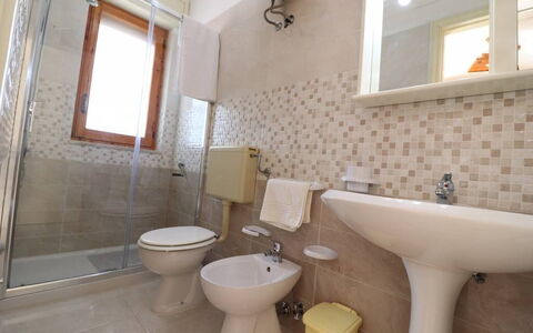 Alice: Badkamer, Flooring, Loodgieterswerkinrichting, Verdieping, Interieur Ontwerp, Wastafel In De Badkamer, Wc Bril, Toilet, Wastafel, Loodgieter