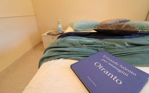 Alice: Slaapkamer, Bed, Laken, Linens, Bedding, Meubilair, Bed Frame, Kamer, Hoofdkussen, Kussen Gooien