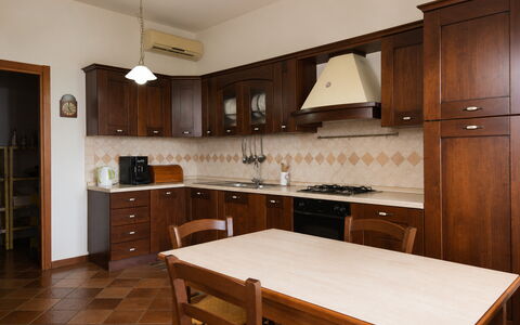 Villa Margi: Flooring, Meubilair, Hout, Interieur Ontwerp, Keuken, Cabinetry, Verdieping, Countertop, Kast, Bruin