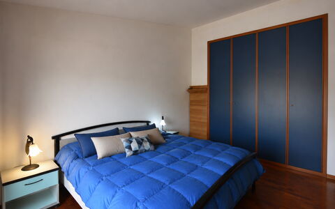 Villa Margi: Bed, Slaapkamer, Meubilair, Interieur Ontwerp, Bedding, Laken, Hout, Flooring, Kamer, Verdieping
