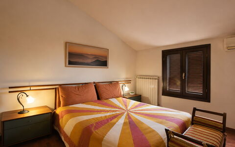 Villa Margi: Interieur Ontwerp, Muur, Flooring, Hout, Meubilair, Verdieping, Slaapkamer, Bed, Plafond, Kamer