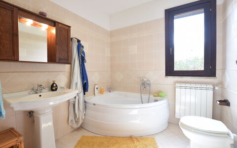 Villa Margi: Badkamer, Flooring, Loodgieterswerkinrichting, Interieur Ontwerp, Verdieping, Bad, Kraan, Loodgieter, Wastafel, Toilet