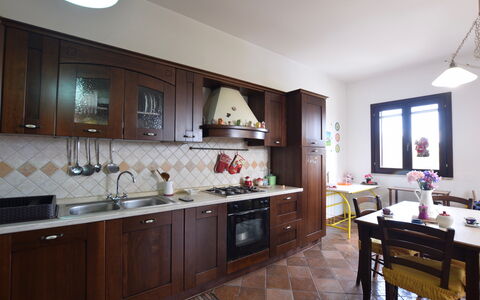 Villa Margi: Keuken, Interieur Ontwerp, Hout, Flooring, Meubilair, Countertop, Verdieping, Toestel Van De Keuken, Major Appliance, Kamer