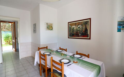 Amanda: Meubilair, Tafel, Flooring, Keuken En Eettafel, Verdieping, Interieur Ontwerp, Eetkamer, Stoel, Tafelkleed, Kamer