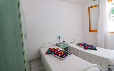 Amanda: Muur, Slaapkamer, Verdieping, Bed, Flooring, Interieur Ontwerp, Meubilair, Textiel, Laken, Linens