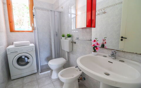 Amanda: Wastafel In De Badkamer, Loodgieterswerkinrichting, Badkamer, Wastafel, Flooring, Wc Bril, Toilet, Verdieping, Interieur Ontwerp, Kraan
