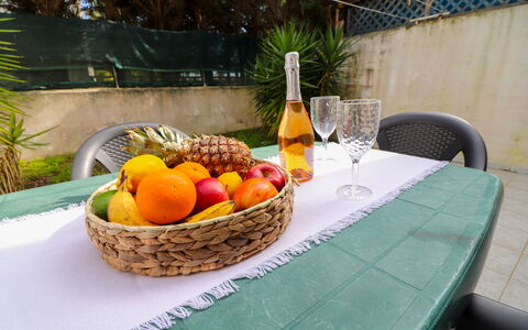 Amanda: Fruit, Tableware, Meubilair, Voedsel, Produceren, Tafel, Serveware, Ingrediënt, Tafelkleed