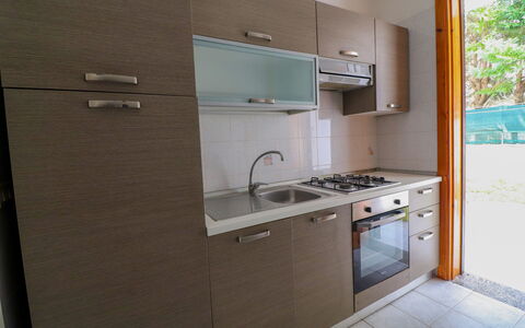 Amanda: Toestel Van De Keuken, Keuken, Countertop, Gootsteen, Major Appliance, Cabinetry, Hout, Flooring, Fornuis, Fornuis