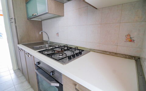 Amanda: Keuken, Toestel Van De Keuken, Countertop, Major Appliance, Gootsteen, Fornuis, Fornuis, Gasfornuis, Cooktop, Flooring
