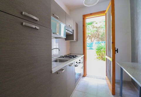 Amanda: Keuken, Gootsteen, Hout, Countertop, Toestel Van De Keuken, Major Appliance, Flooring, Huis, Verdieping, Interieur Ontwerp