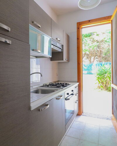 Amanda: Keuken, Gootsteen, Hout, Countertop, Toestel Van De Keuken, Major Appliance, Flooring, Huis, Verdieping, Interieur Ontwerp