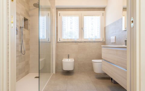 Rose Adriano Home: Badkamer, Flooring, Verdieping, Loodgieterswerkinrichting, Interieur Ontwerp, Muur, Toilet, Loodgieter, Wastafel, Kraan