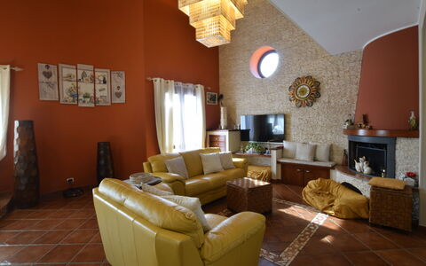 Villa Ina: Meubilair, Interieur Ontwerp, Muur, Flooring, Plafond, Hout, Kamer, Woonkamer, Verdieping, Verlichting