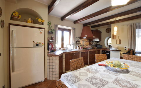Villa Ina: Meubilair, Interieur Ontwerp, Muur, Flooring, Hout, Plafond, Keuken, Kamer, Stoel, Keuken En Eettafel