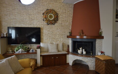 Villa Ina: Meubilair, Interieur Ontwerp, Muur, Hout, Flooring, Kamer, Verlichting, Woonkamer, Verdieping, Huis