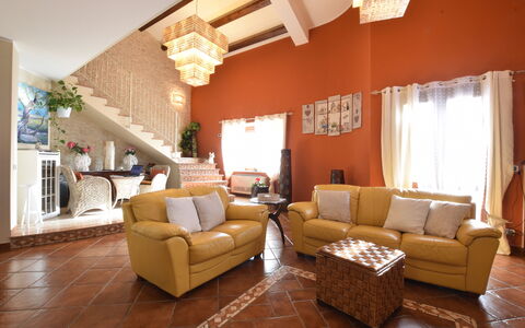 Villa Ina: Meubilair, Interieur Ontwerp, Muur, Flooring, Bankstel, Verdieping, Plafond, Hout, Woonkamer, Kamer