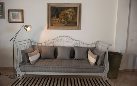 Villa Sole - Exclusive Villa al Conero con Piscina: Meubilair, Interieur Ontwerp, Bankstel, Flooring, Verdieping, Huis, Woonkamer, Kamer, Kussen Gooien