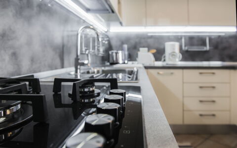 Villa Sole - Exclusive Villa al Conero con Piscina: Toestel Van De Keuken, Keuken, Countertop, Fornuis, Major Appliance, Huishoudapparatuur, Gasfornuis, Fornuis, Interieur Ontwerp, Cabinetry