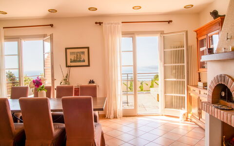 Villa Sole - Exclusive Villa al Conero con Piscina: Meubilair, Stoel, Tafel, Interieur Ontwerp, Flooring, Hout, Keuken En Eettafel, Verdieping, Verlichting, Eetkamer