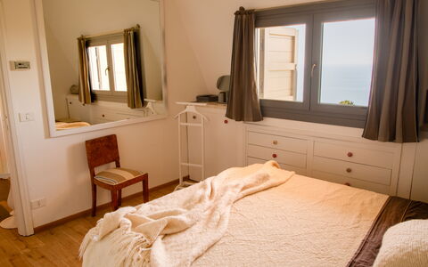 Villa Sole - Exclusive Villa al Conero con Piscina: Meubilair, Bed, Slaapkamer, Interieur Ontwerp, Hout, Laken, Bedding, Verdieping, Kamer, Flooring