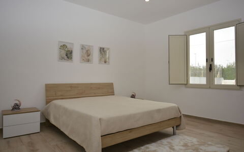Villa Cosentini: Meubilair, Bed, Slaapkamer, Flooring, Verdieping, Interieur Ontwerp, Muur, Hout, Laken, Bedding