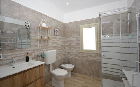 Villa Cosentini: Flooring, Loodgieterswerkinrichting, Muur, Verdieping, Badkamer, Interieur Ontwerp, Wastafel In De Badkamer, Wastafel, Wc Bril, Toilet