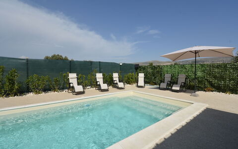 Villa Cosentini: Zwembad, Buitenmeubels, Paraplu, Tuin, Schaduw, Landscaping, Toevlucht, Villa, Binnenplaats, Kamerplant