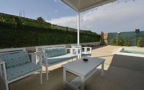 Villa Cosentini: Meubilair, Buitenmeubels, Stoel, Tafel, Verdieping, Flooring, Zwembad, Buitentafel, Samengesteld Materiaal, Schaduw