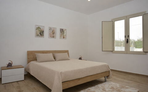 Villa Cosentini: Bed, Meubilair, Slaapkamer, Flooring, Verdieping, Interieur Ontwerp, Muur, Hout, Laken, Bedding