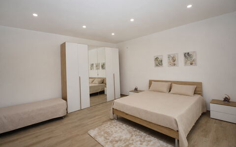 Villa Cosentini: Meubilair, Bed, Interieur Ontwerp, Slaapkamer, Verdieping, Flooring, Muur, Hout, Kamer, Bedding