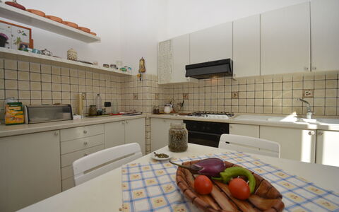 Villa del Monte: Flooring, Interieur Ontwerp, Meubilair, Verdieping, Keuken, Countertop, Plafond, Verlichting, Kamer, Cabinetry