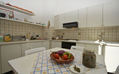 Villa del Monte: Flooring, Interieur Ontwerp, Meubilair, Keuken, Countertop, Plafond, Verdieping, Toestel Van De Keuken, Kamer, Verlichting
