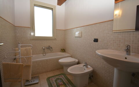 Villa del Monte: Flooring, Loodgieterswerkinrichting, Badkamer, Muur, Wastafel In De Badkamer, Verdieping, Wastafel, Interieur Ontwerp, Kraan, Loodgieter