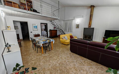 Villa del Monte: Flooring, Verdieping, Interieur Ontwerp, Meubilair, Kamer, Plafond, Appartement, Bankstel, Woonkamer