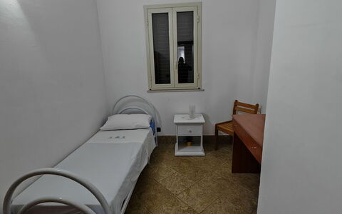 Villa del Monte: Muur, Verdieping, Flooring, Bed, Interieur Ontwerp, Kamer, Deur, Slaapkamer, Bed Frame, Bedding
