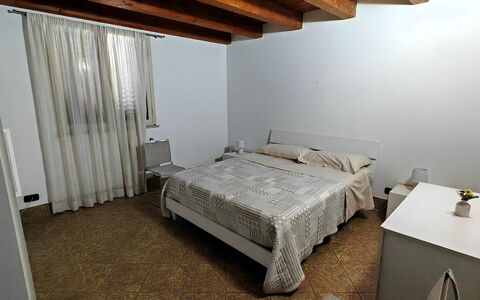 Villa del Monte: Bed, Slaapkamer, Verdieping, Laken, Bedding, Interieur Ontwerp, Flooring, Kamer, Meubilair, Plafond
