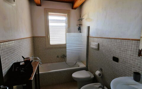 Villa del Monte: Muur, Loodgieterswerkinrichting, Flooring, Verdieping, Loodgieter, Tegel, Badkamer, Samengesteld Materiaal, Kraan, Wastafel In De Badkamer