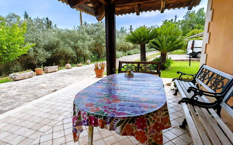 Villa del Monte: Meubilair, Stoel, Buitenmeubels, Tuin, Flagstone, Schaduw, Backyard, Buitentafel, Werf, Landscaping