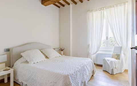Serafini Holiday Home: Meubilair, Bed, Interieur Ontwerp, Slaapkamer, Bedding, Laken, Verdieping, Muur, Flooring, Linens