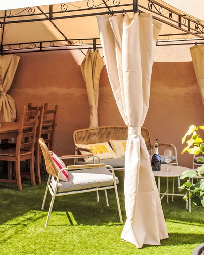 Terrazza Segreta Around Como Lake: Meubilair, Buitenmeubels, Canopy, Prieel, Buitentafel, Tuin, Bloempot, Outdoor Structuur, Schaduw, Tent