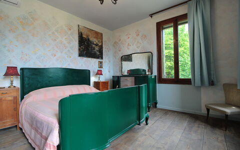 Villa 900 Design & Hills Escape: Bed, Meubilair, Slaapkamer, Interieur Ontwerp, Bedding, Laken, Muur, Hout, Flooring, Kamer