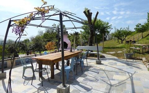 Villa 900 Design & Hills Escape: Tuin, Schaduw, Outdoor Structuur, Buitenmeubels, Werf, Landscaping, Buitentafel, Park, Backyard, Pergola